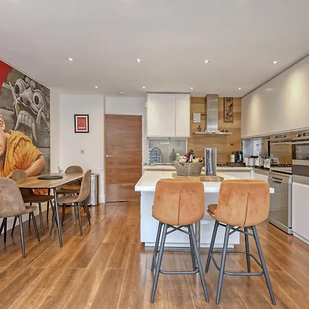 Stunning 4 Bedroom, 3 Bathroom House With Private Hottub & Gym - Escape London, In Lonon